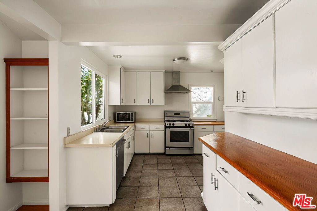 2111 Oak Street, Santa Monica, CA 90405