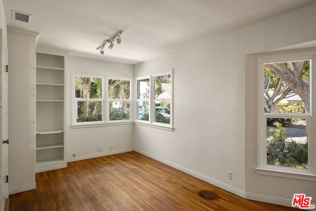 2111 Oak Street, Santa Monica, CA 90405