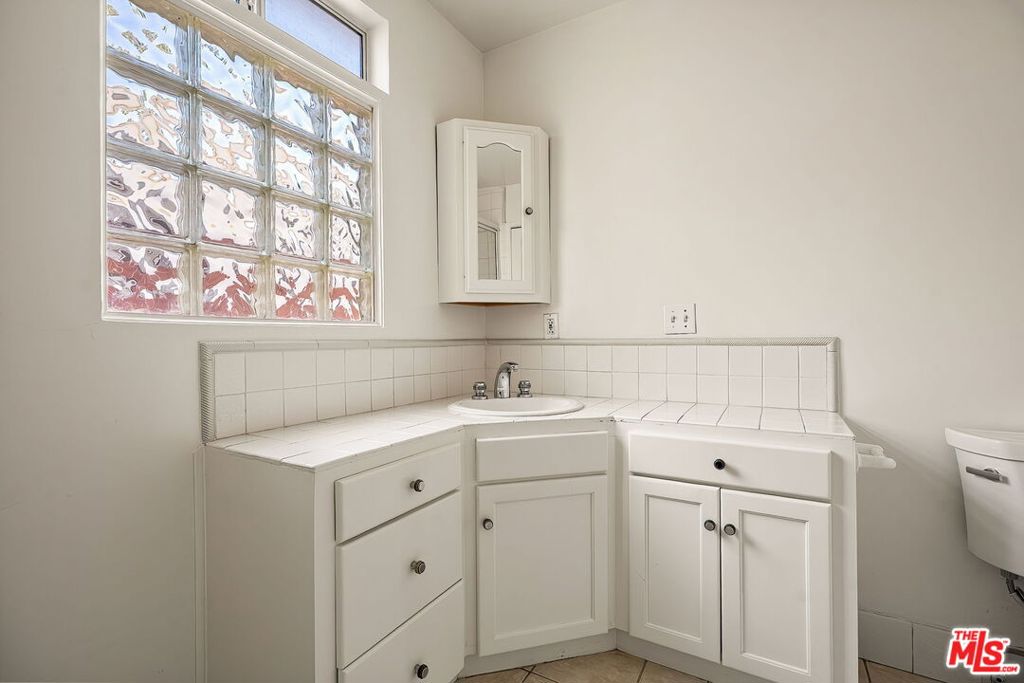 2111 Oak Street, Santa Monica, CA 90405