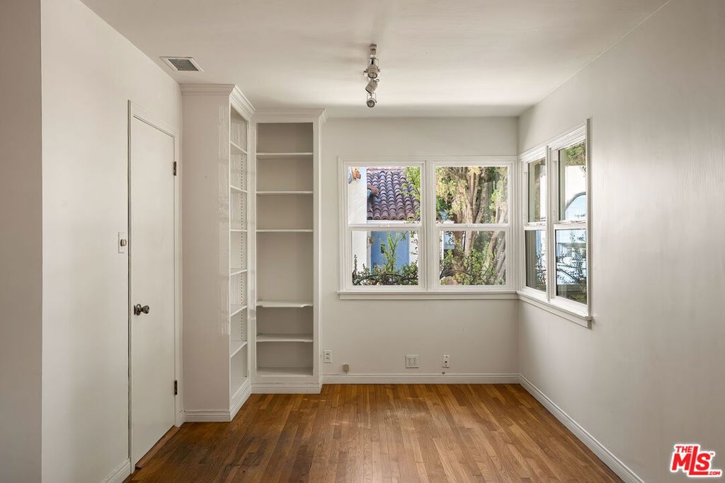 2111 Oak Street, Santa Monica, CA 90405