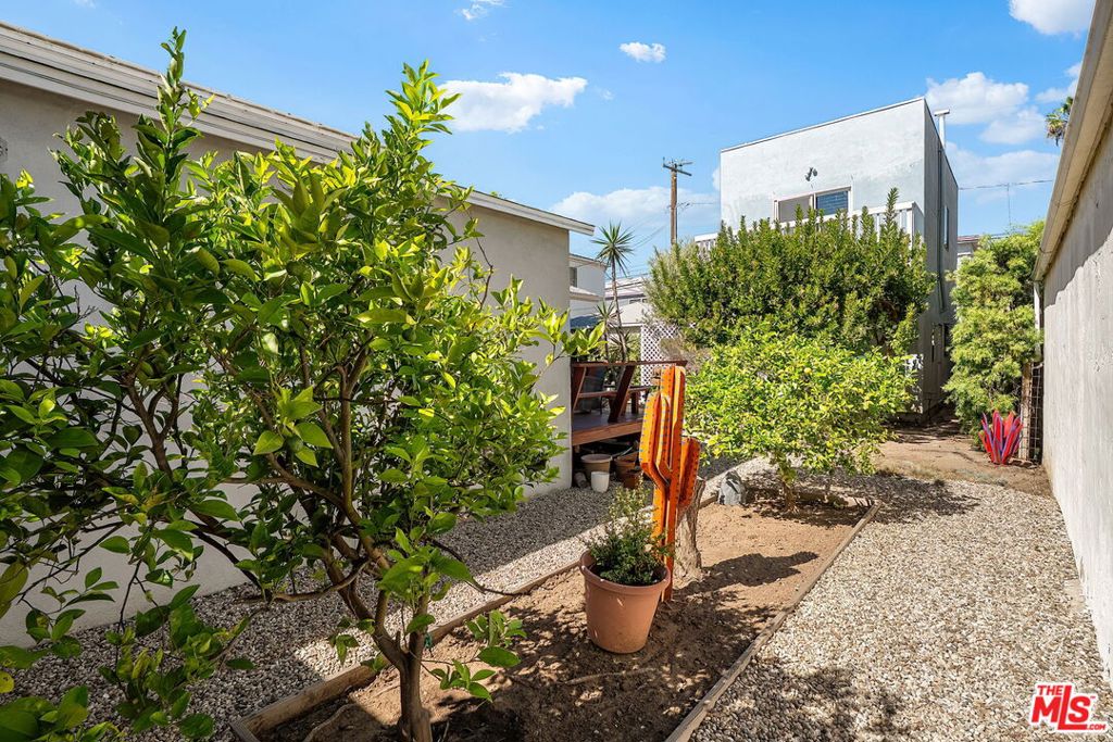 2111 Oak Street, Santa Monica, CA 90405