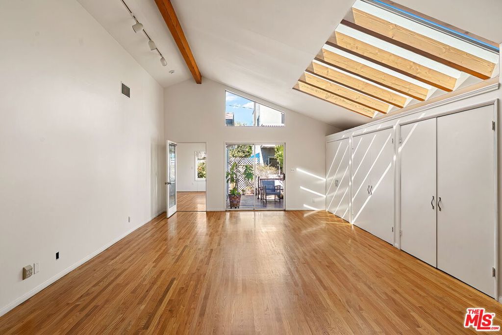 2111 Oak Street, Santa Monica, CA 90405