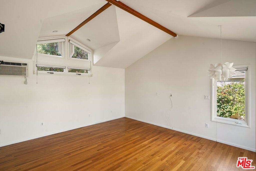 2111 Oak Street, Santa Monica, CA 90405