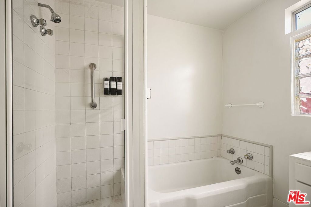 2111 Oak Street, Santa Monica, CA 90405