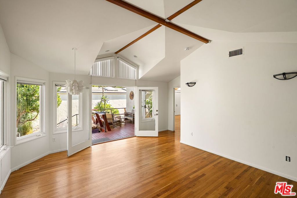 2111 Oak Street, Santa Monica, CA 90405