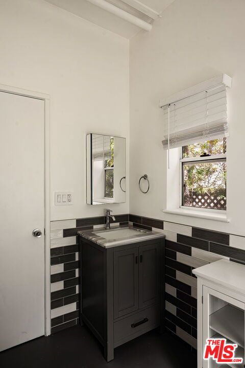 2111 Oak Street, Santa Monica, CA 90405