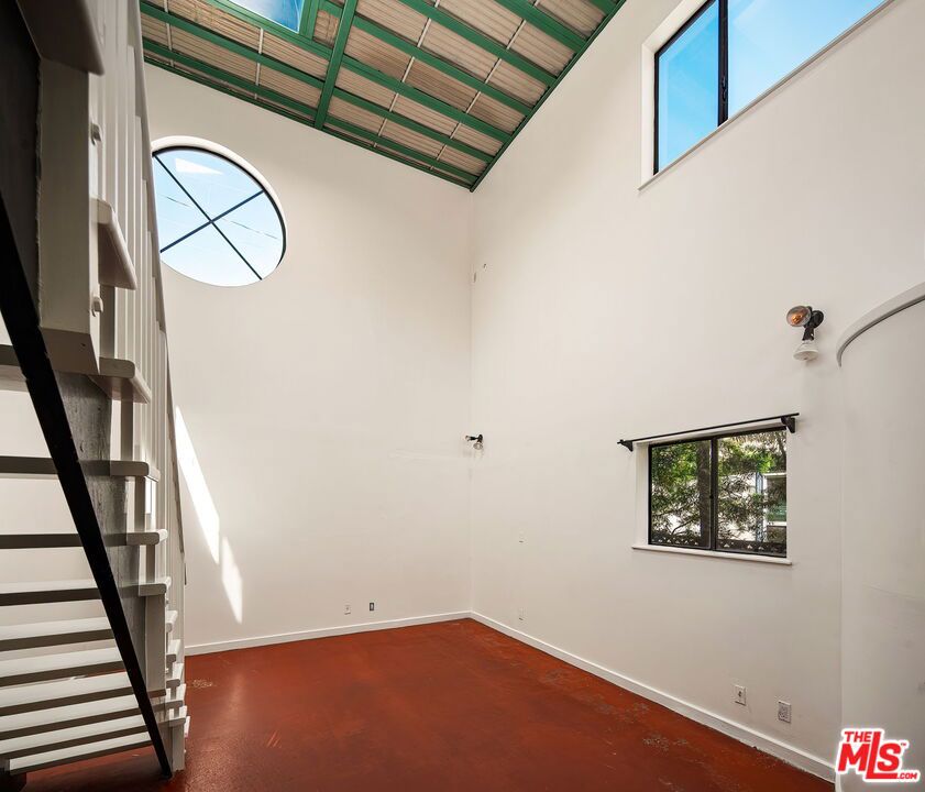 2111 Oak Street, Santa Monica, CA 90405