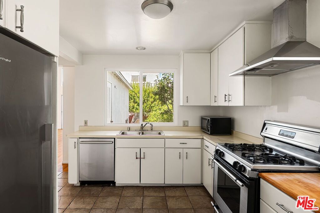 2111 Oak Street, Santa Monica, CA 90405