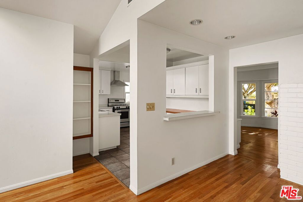 2111 Oak Street, Santa Monica, CA 90405