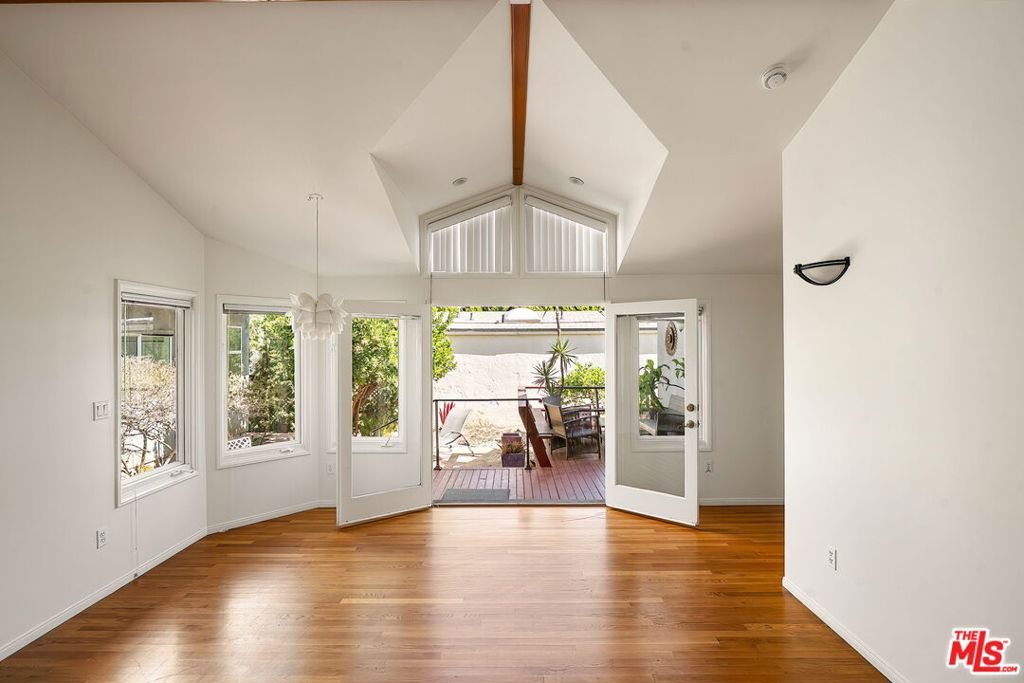 2111 Oak Street, Santa Monica, CA 90405