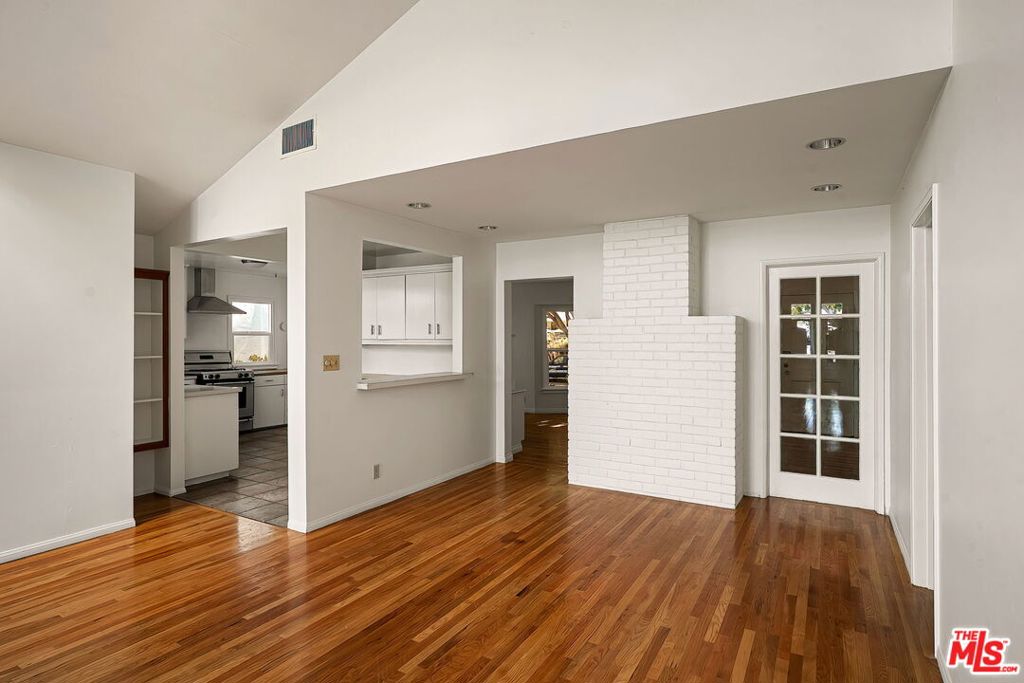 2111 Oak Street, Santa Monica, CA 90405