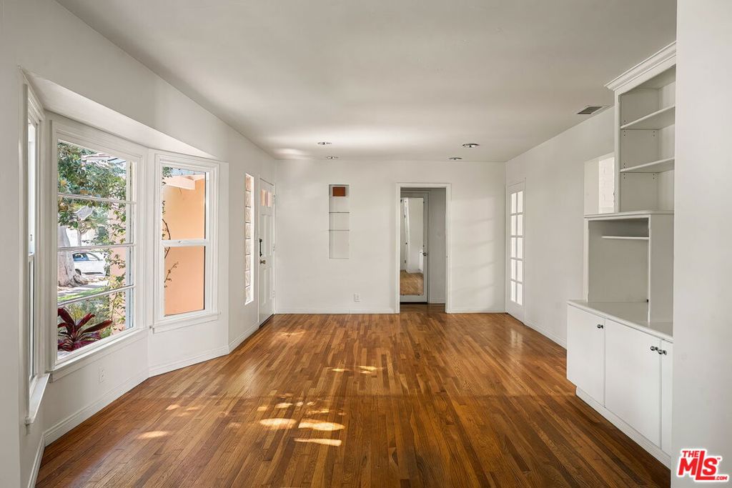 2111 Oak Street, Santa Monica, CA 90405