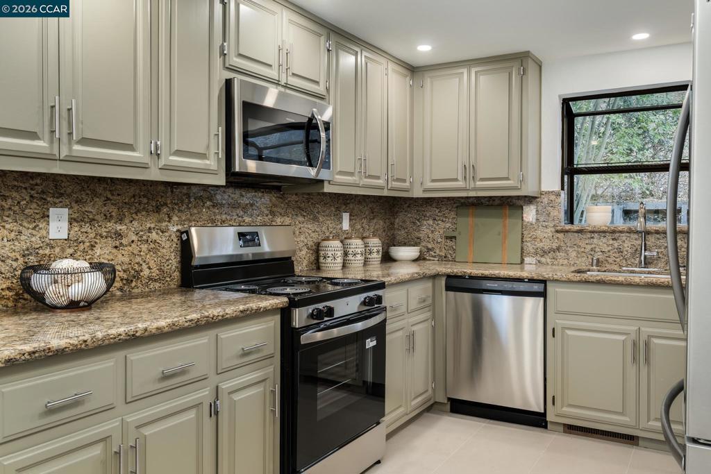 900 Augusta Dr, Moraga, CA 94556