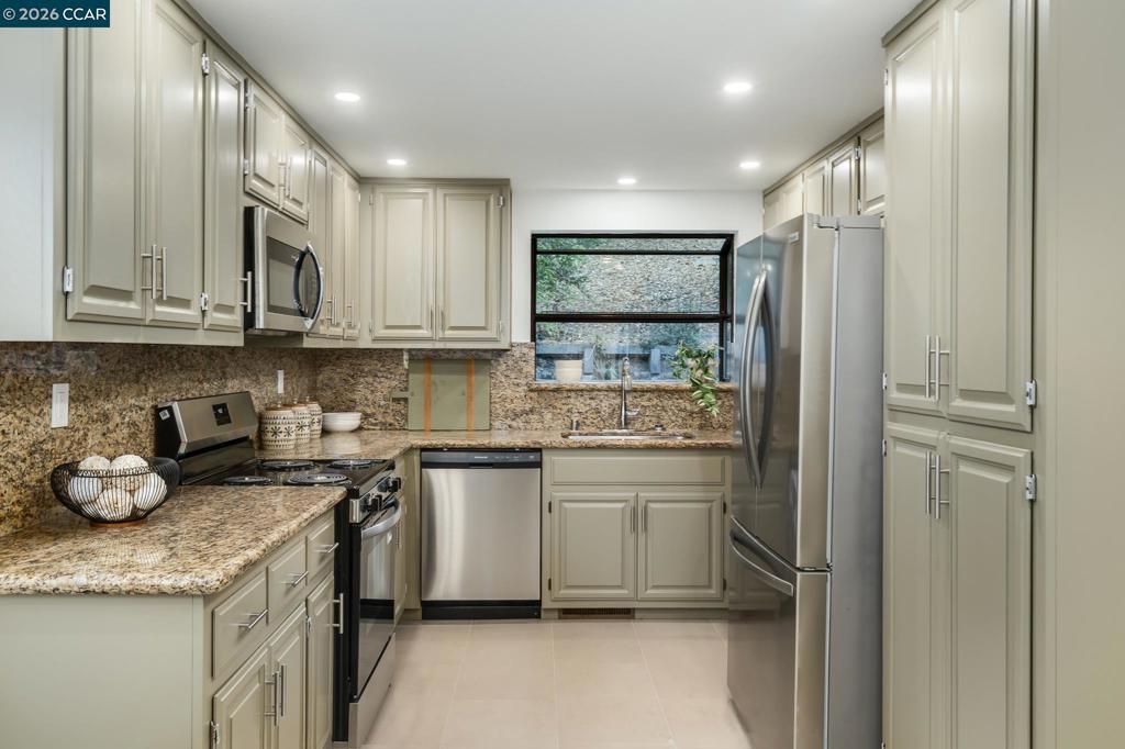 900 Augusta Dr, Moraga, CA 94556