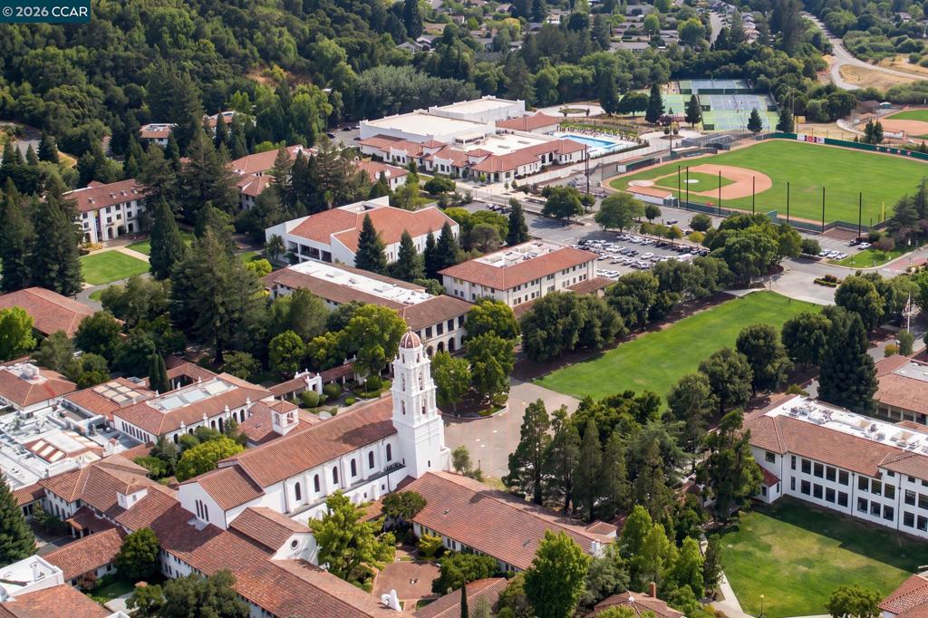 900 Augusta Dr, Moraga, CA 94556