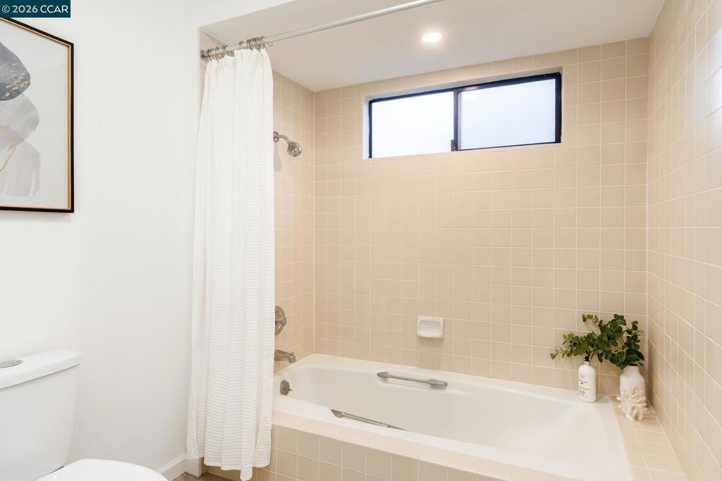 900 Augusta Dr, Moraga, CA 94556