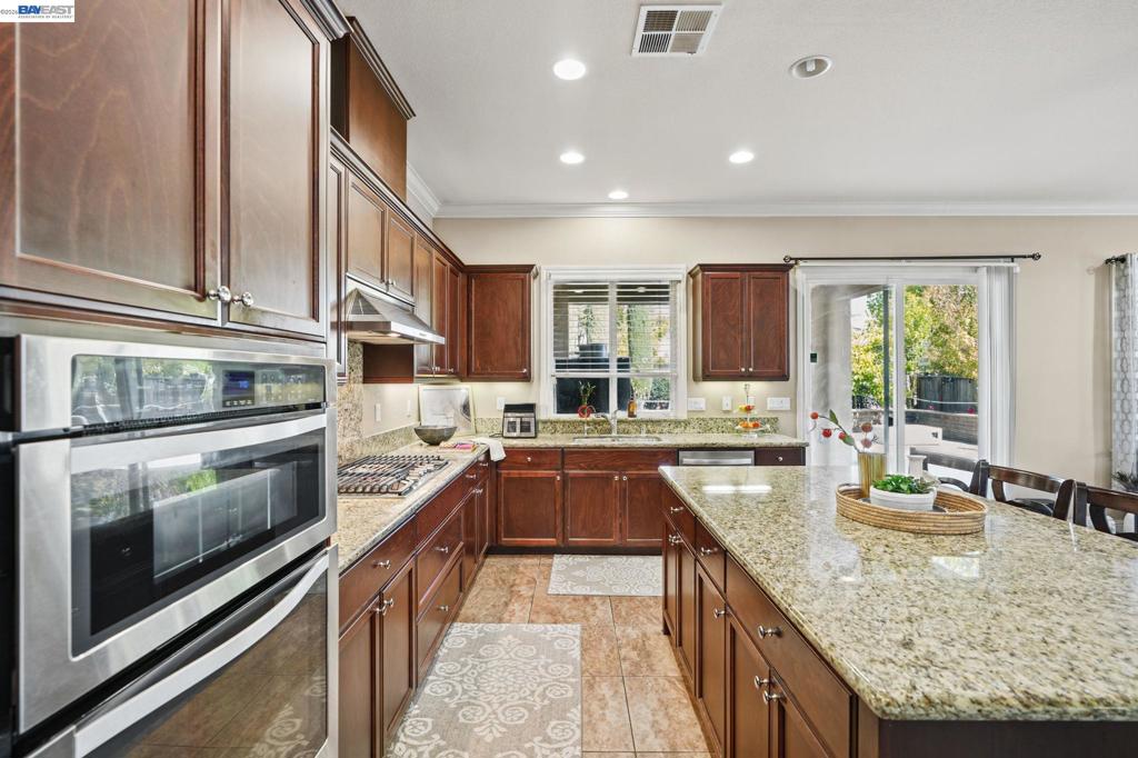 9701 Sara Ann Ct, Dublin, CA 94568