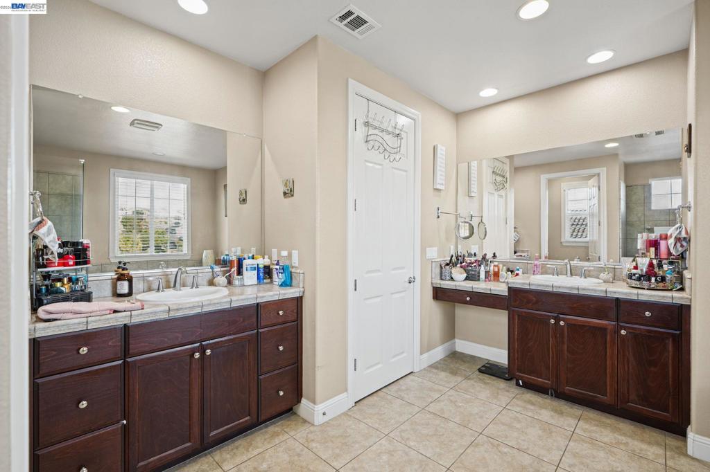 9701 Sara Ann Ct, Dublin, CA 94568