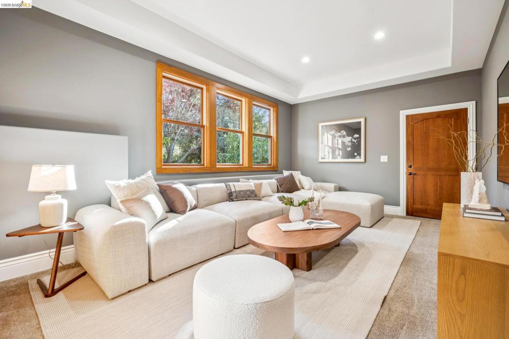 7023 Broadway Ter, Oakland, CA 94611