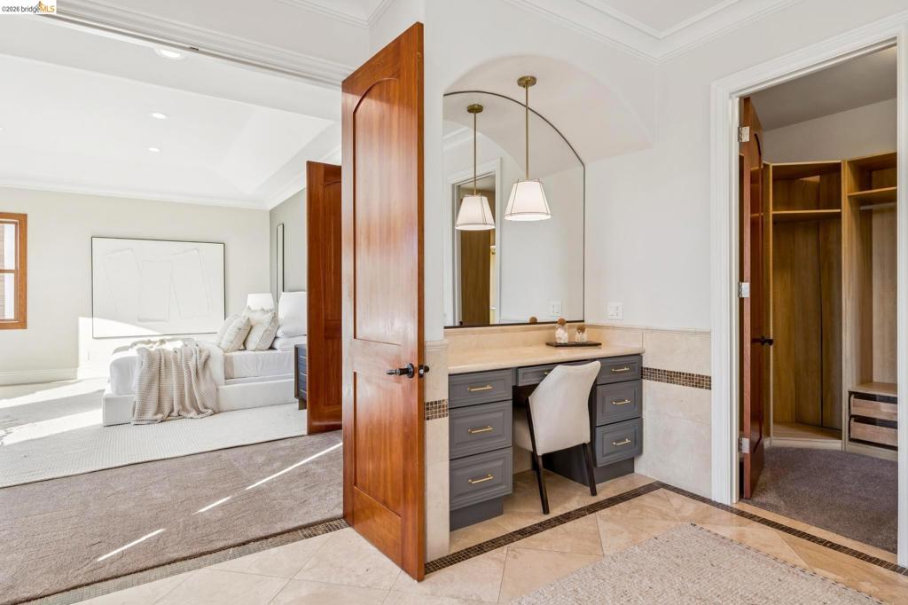 7023 Broadway Ter, Oakland, CA 94611