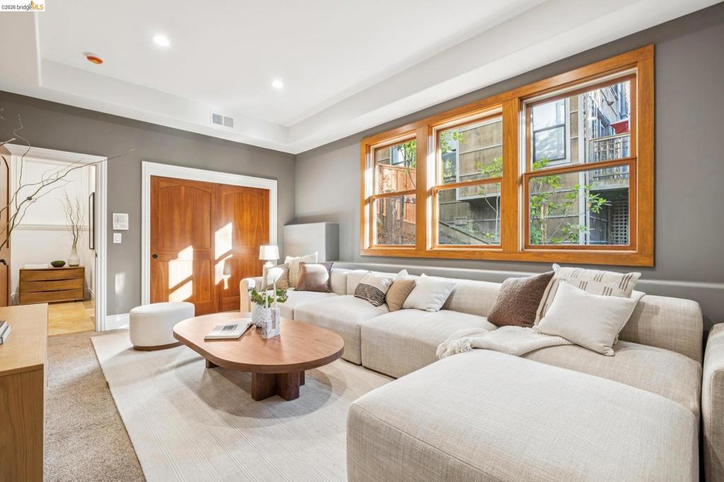 7023 Broadway Ter, Oakland, CA 94611