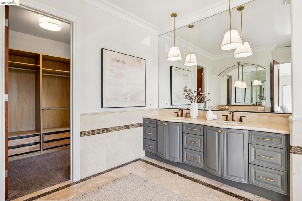 7023 Broadway Ter, Oakland, CA 94611
