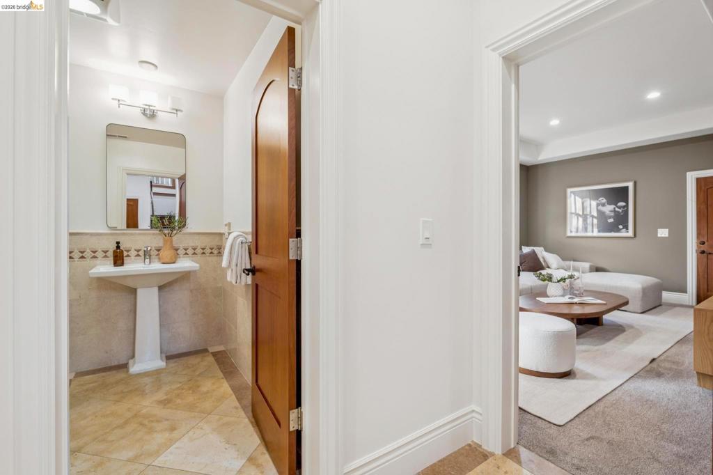 7023 Broadway Ter, Oakland, CA 94611