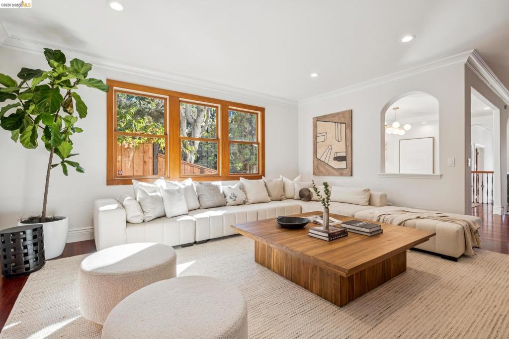 7023 Broadway Ter, Oakland, CA 94611