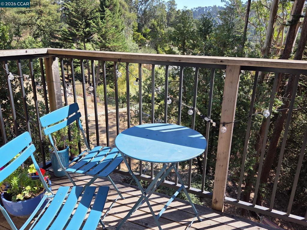 6926 Chambers Dr, Oakland, CA 94611