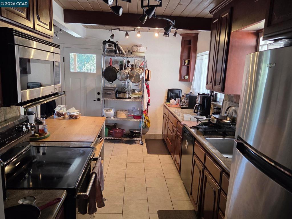 6926 Chambers Dr, Oakland, CA 94611