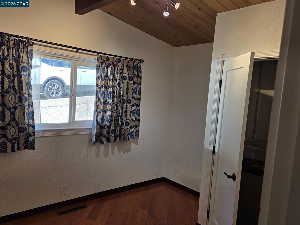 6926 Chambers Dr, Oakland, CA 94611