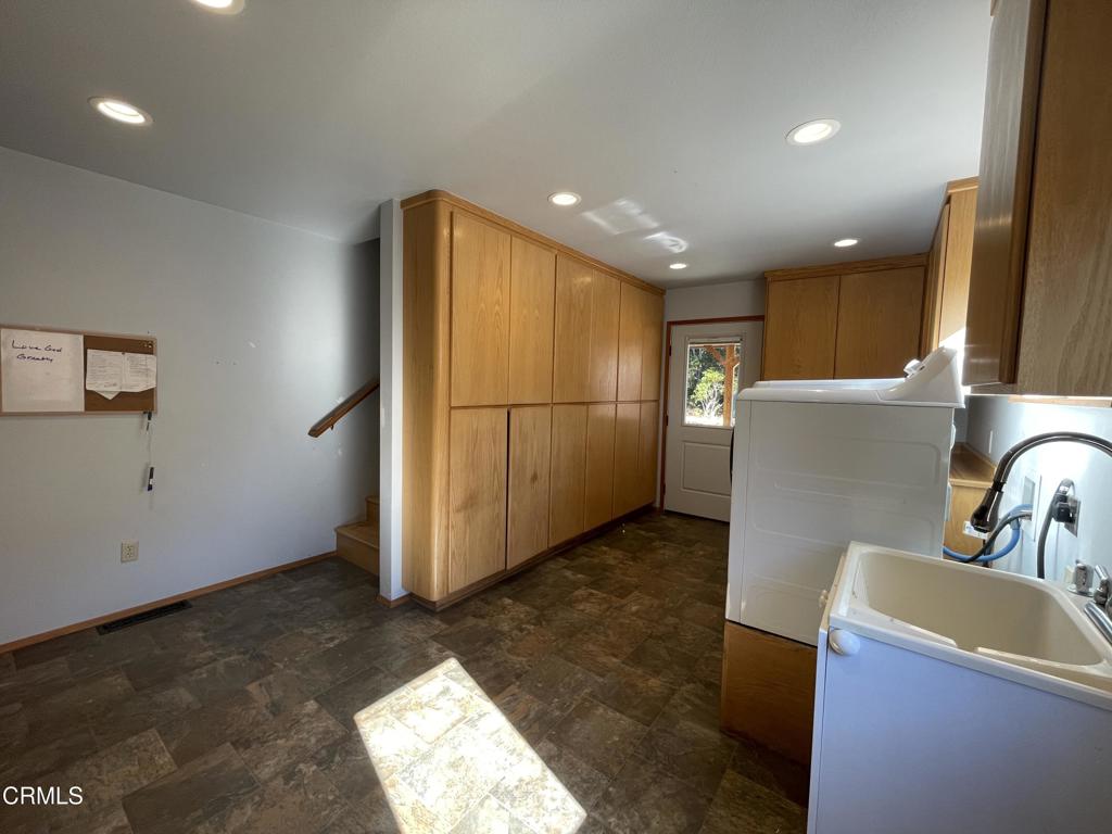 Laundry stairwell to 2nd level