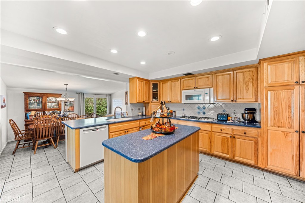 6614 Summit, Highland, CA 92346