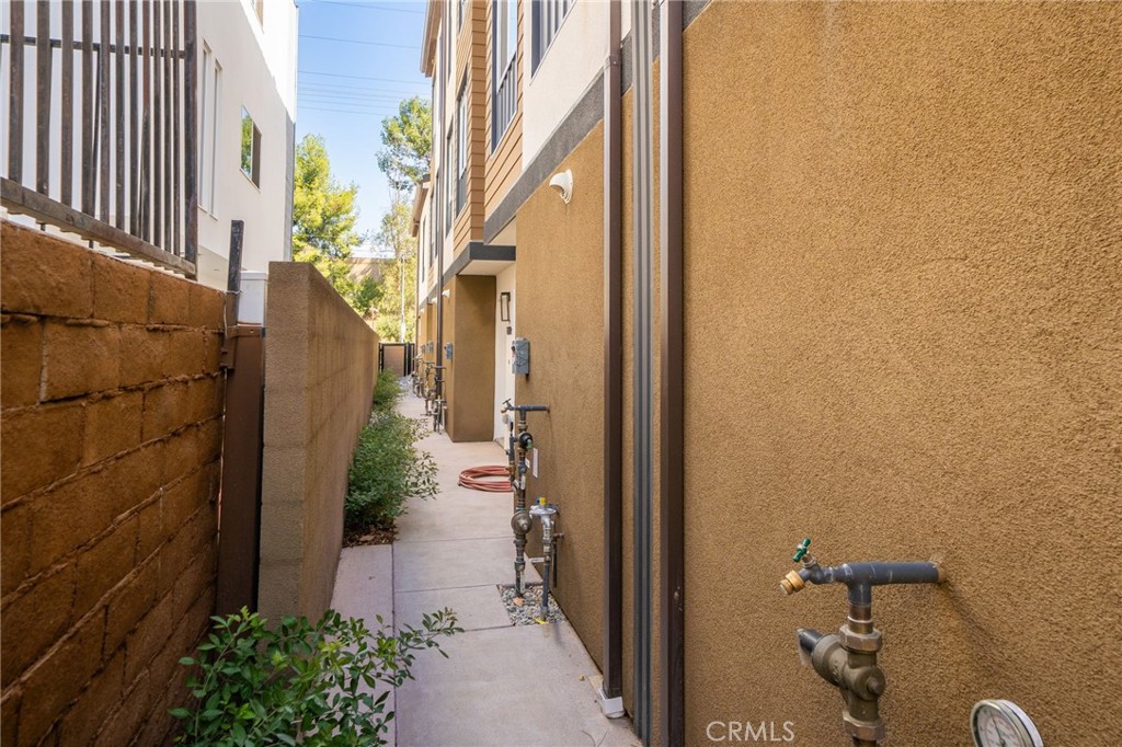 6837 N Haskell Avenue, Van Nuys, CA 91406