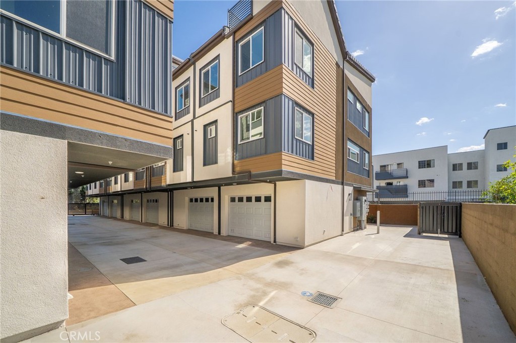6837 N Haskell Avenue, Van Nuys, CA 91406