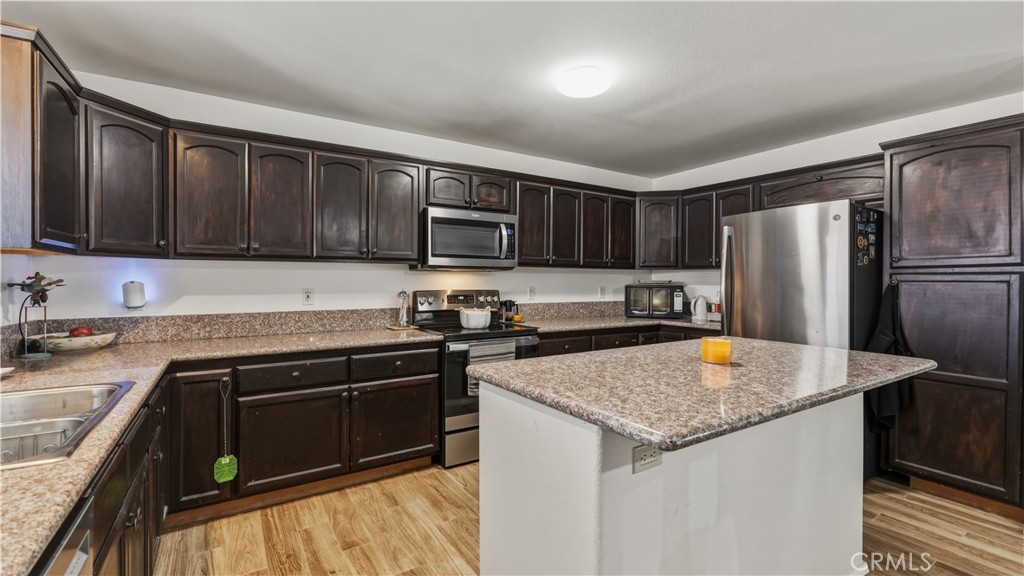 Beautiful spacious kitchen offers plenty of space to cook or entertain