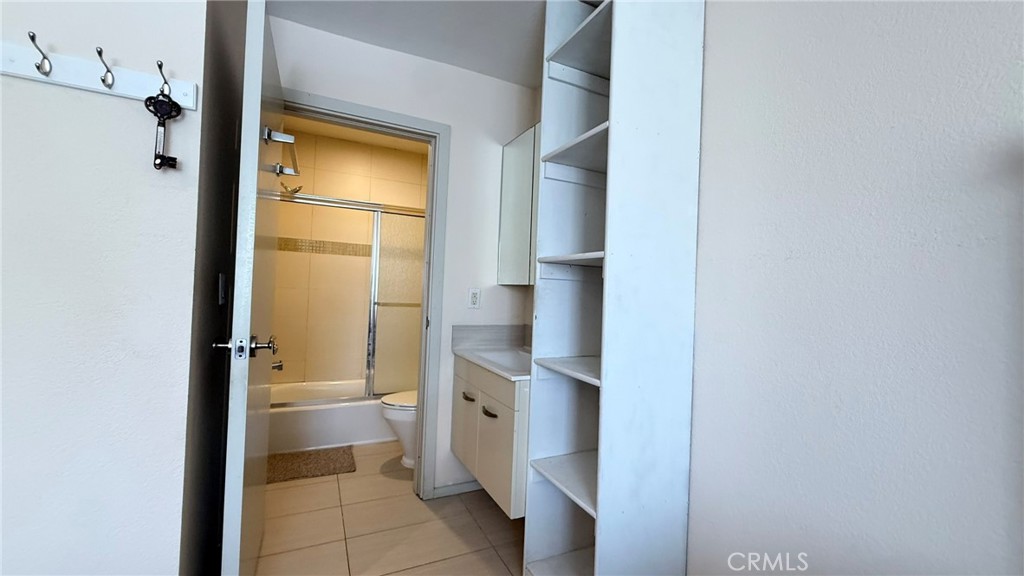 957 S Gramercy, #203, Los Angeles, CA 90019