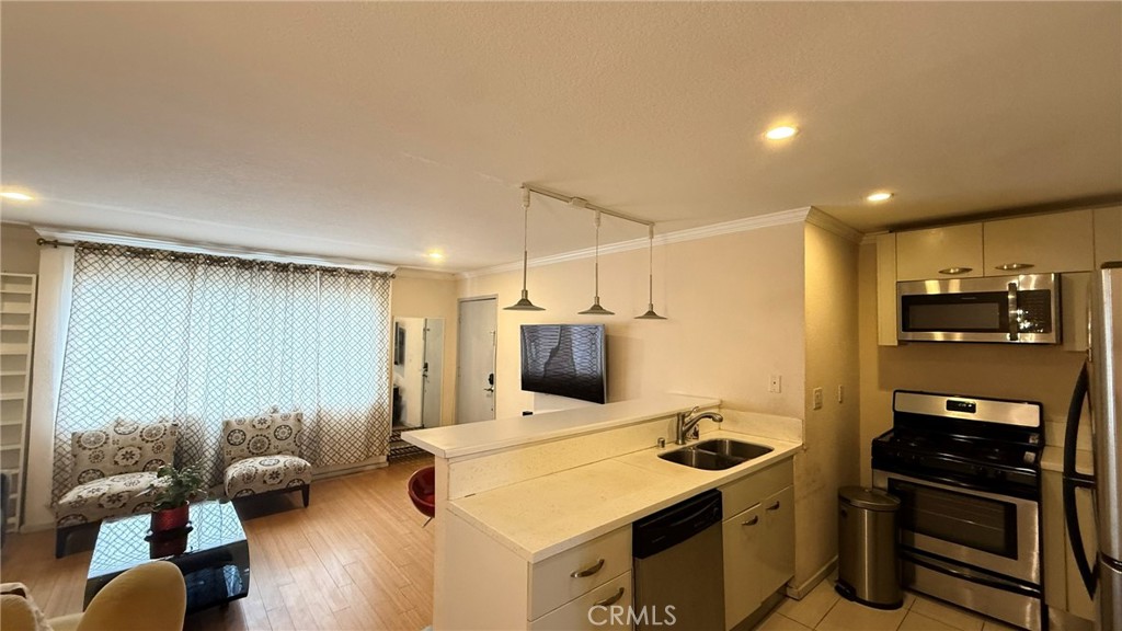 957 S Gramercy, #203, Los Angeles, CA 90019