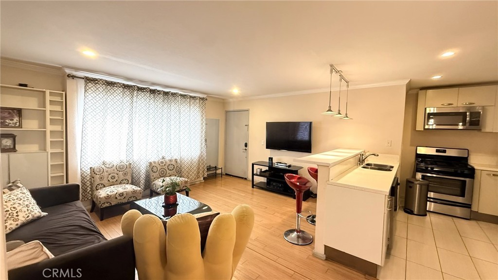 957 S Gramercy, #203, Los Angeles, CA 90019