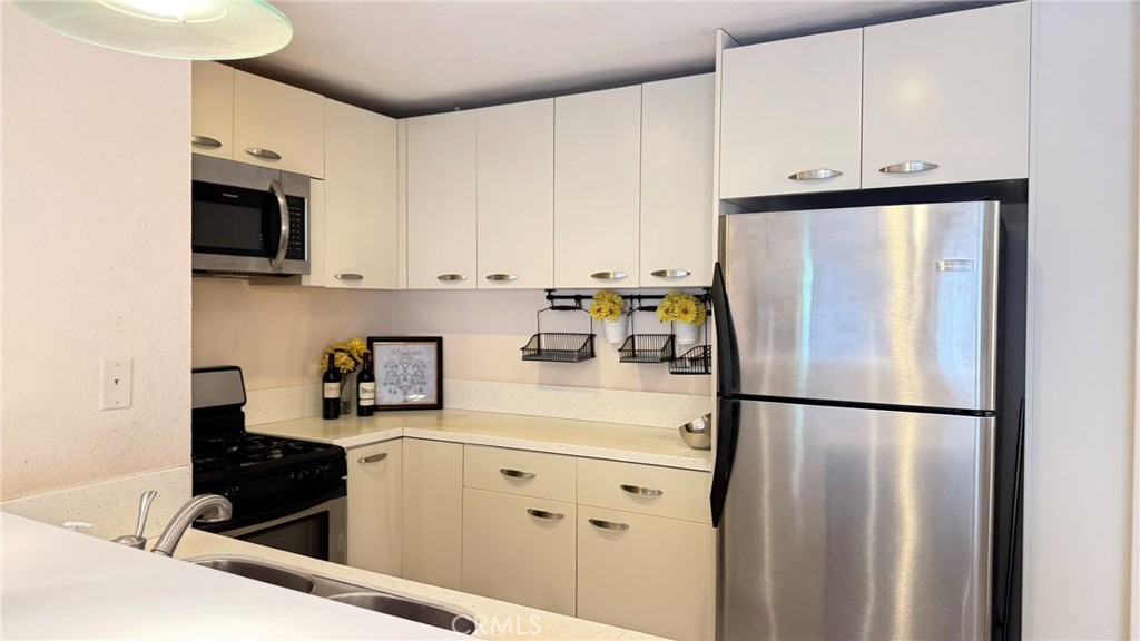 957 S Gramercy, #203, Los Angeles, CA 90019