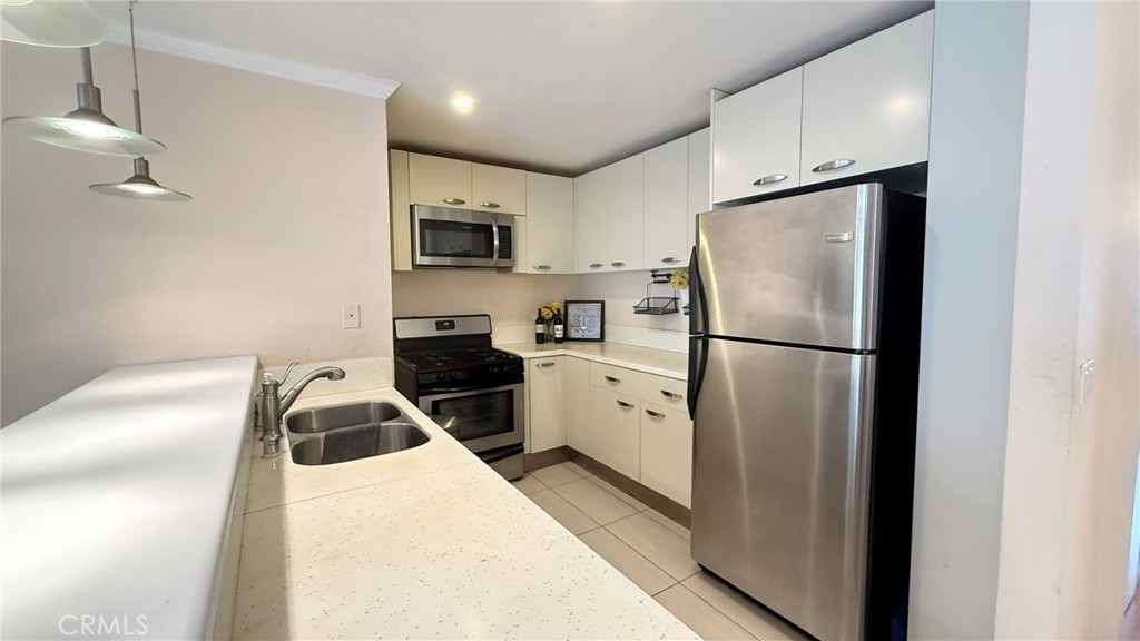 957 S Gramercy, #203, Los Angeles, CA 90019