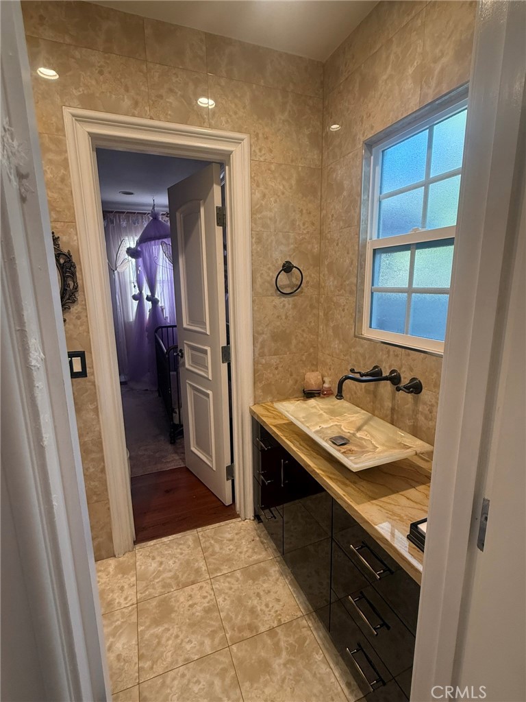 3100 Charing Cross Rd, Glendale, CA 91206
