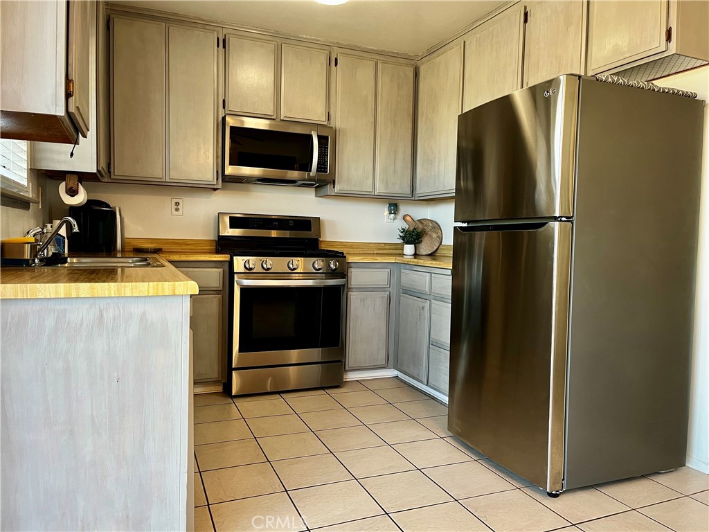 Kitchen with plenty of natural lighting. Kitchen with plenty of natural lighting.