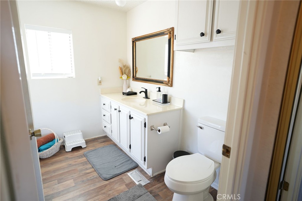 10960 Duxbury Road, Oak Hills, CA 92344
