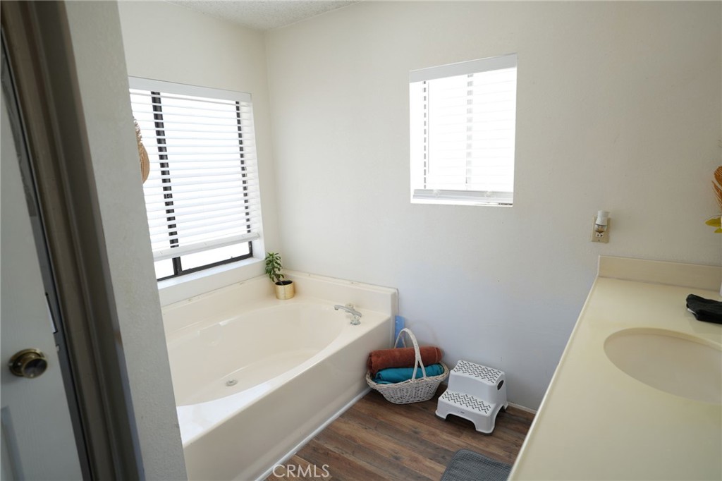 10960 Duxbury Road, Oak Hills, CA 92344