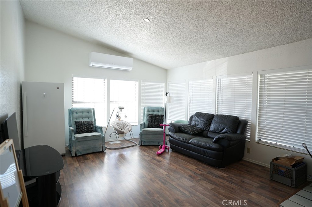 10960 Duxbury Road, Oak Hills, CA 92344