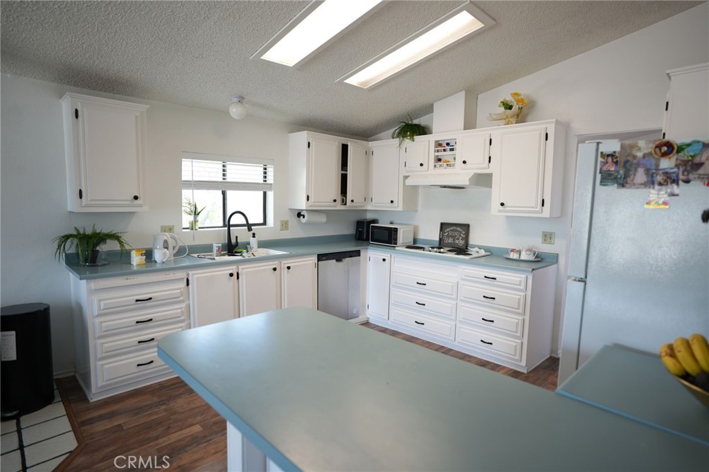 10960 Duxbury Road, Oak Hills, CA 92344