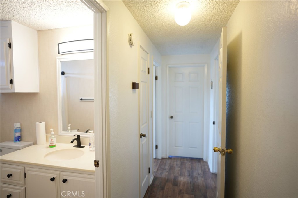 10960 Duxbury Road, Oak Hills, CA 92344