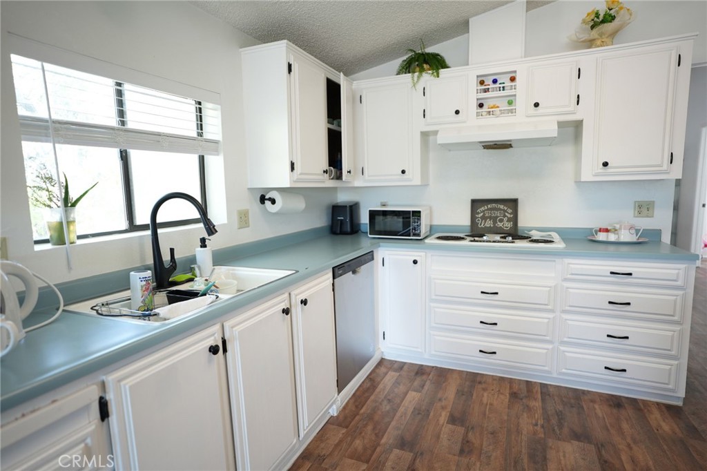 10960 Duxbury Road, Oak Hills, CA 92344