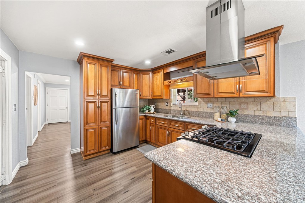 Kitchen Facing Living Room